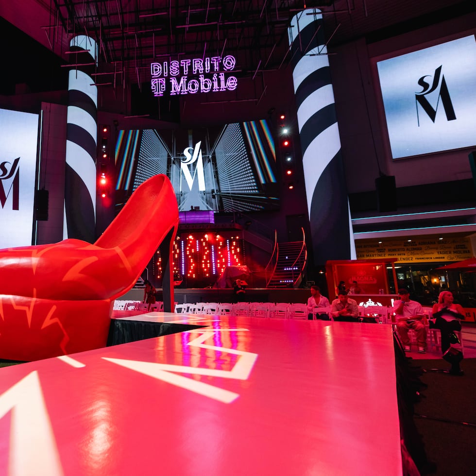 En un despliegue de sofisticación sin precedentes, San Juan Moda transformó a Distrito T-Mobile en el epicentro del universo de “The Devil Wears Prada”.