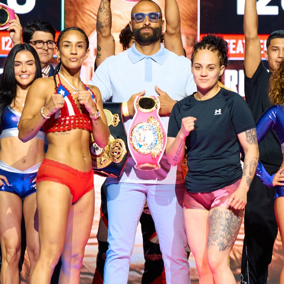 Amanda Serrano y Reina Téllez durante el pesaje para su pelea por los campeonatos de la OMB y la AMB en el Coliseo Roberto Clemente.