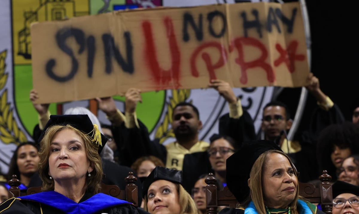 “La crisis es usted”: graduandos del Recinto de Ciencias Médicas abuchean y rechazan gestión de Zayira Jordán Conde