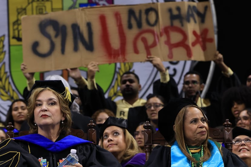 A la izquierda, la presidenta de la Universidad de Puerto Rico, Zayira Jordán Conde, durante la graduación del Recinto de Ciencias Médicas celebrada en el coliseo Rubén Rodríguez, en Bayamón.