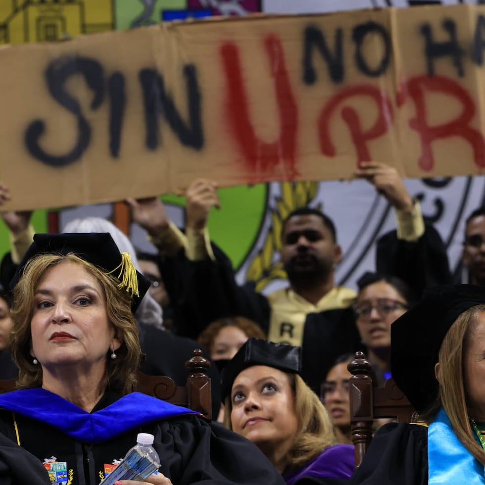 A la izquierda, la presidenta de la UPR, Zayira Jordán Conde, durante la graduación del Recinto de Ciencias Médicas, celebrada en el Coliseo Rubén Rodríguez, en Bayamón.