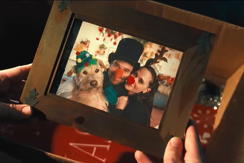 La película Merv está protagonizada por Zooey Deschanel, a la derecha, y Charlie Cox, al centro.