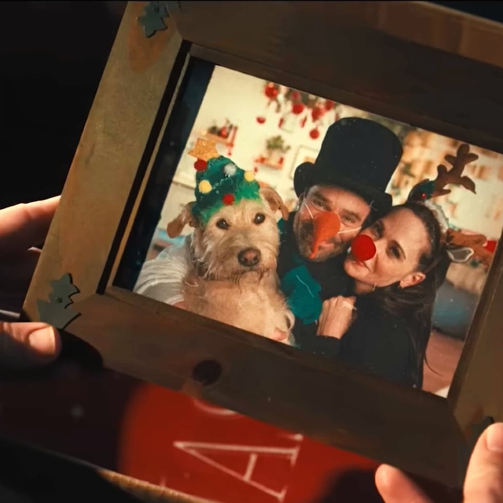 La película Merv está protagonizada por Zooey Deschanel, a la derecha, y Charlie Cox, al centro.