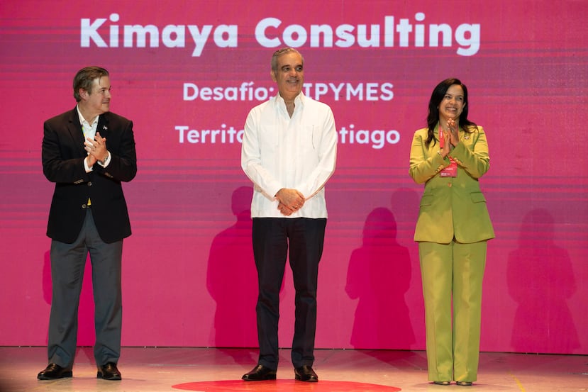 El director ejecutivo del Consejo Nacional de Competitividad (CNC), Peter Prazmowski (i), el presidente de República Dominicana, Luis Abinader (c), y María Eugenia Castillo, miembro del jurado participan en la clausura de ‘Expo Nacional República de Ideas’, este martes, en el auditorio de la Universidad Nacional Pedro Henríquez Ureña (UNPHU), en Santo Domingo (República Dominicana). EFE/ Juan Tomás Tavárez