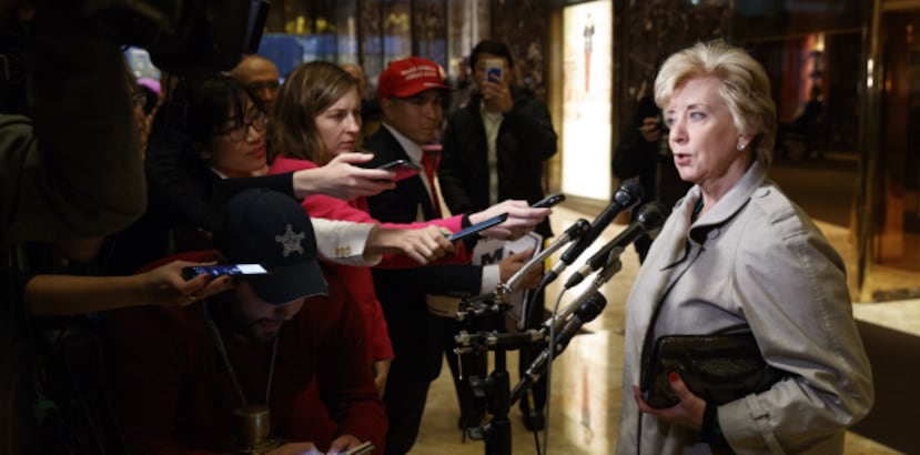 Linda McMahon habla con la prensa en la torre de Trump en Nueva York tras su nombramiento. (Prensa Asociada)