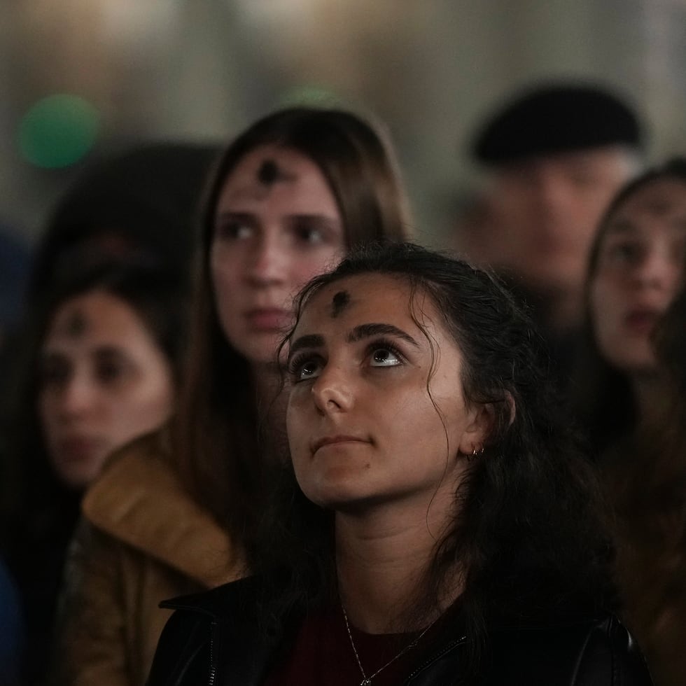 Niñas con cruces de ceniza en la frente rezan el rosario por la salud del papa Francisco en la plaza de San Pedro del Vaticano en el Miércoles de Ceniza.