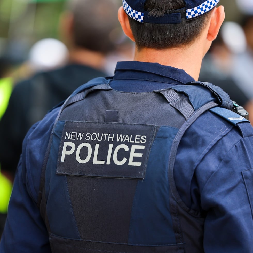 Las autoridades instaron a la población a no acercarse al hombre en caso de localizarlo ya que es considerado armado y peligroso