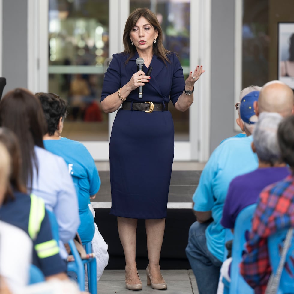 En los encuentros comunitarios, Ada Monzón explicó diversos aspectos históricos y científicos de la temporada de huracanes, y estableció el vínculo con el cambio climático.
