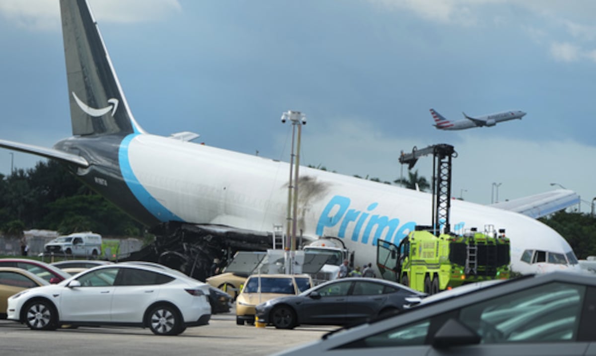 Demandan a Amazon por el accidente de un avión de carga que dejó cinco muertos en Miami