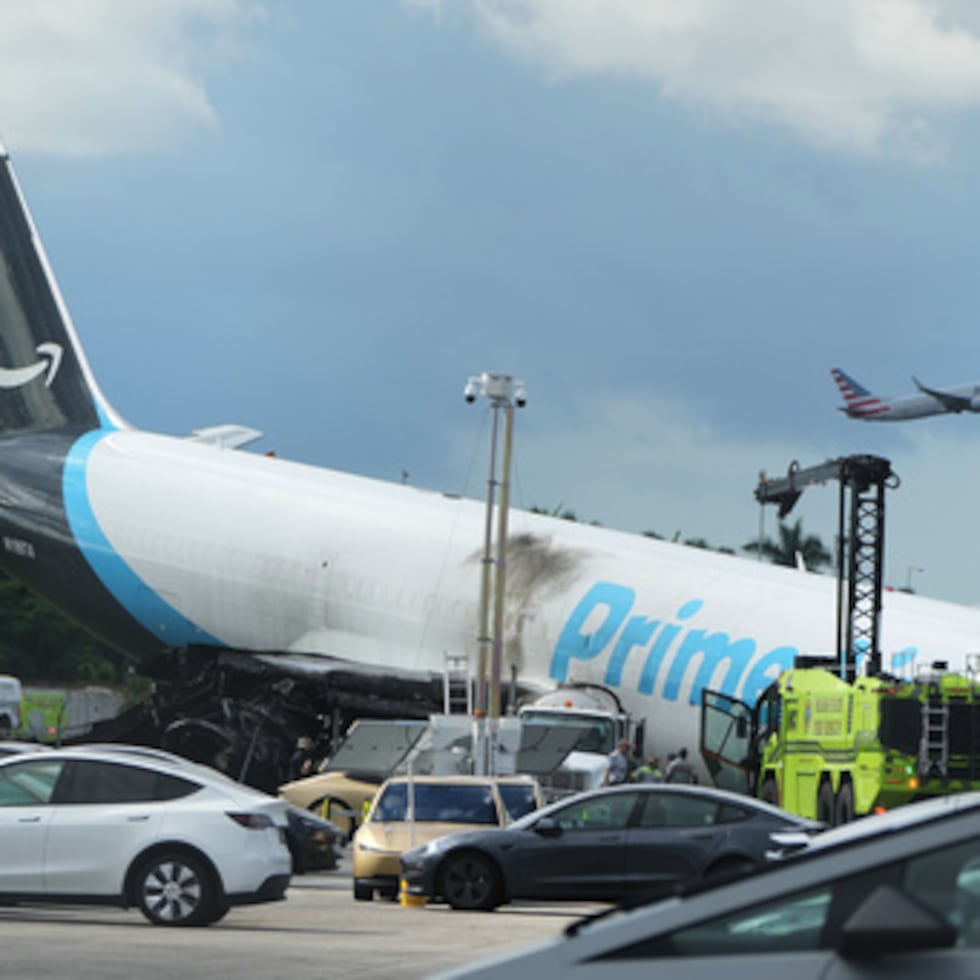 El Aeropuerto Internacional de Miami informó de que dos de sus cuatro pistas seguían cerradas el lunes y que las operaciones se verían afectadas a lo largo del día debido a que las aeronaves y las tripulaciones no habían llegado al aeropuerto a causa de las cancelaciones del domingo.