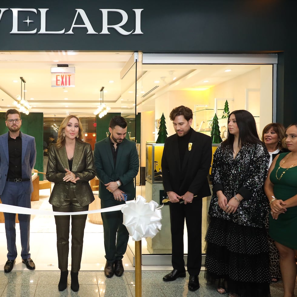 La velada comenzó con un acto de corte de cinta encabezado por la periodista Milly Méndez, quien fungió como madrina de inauguración.