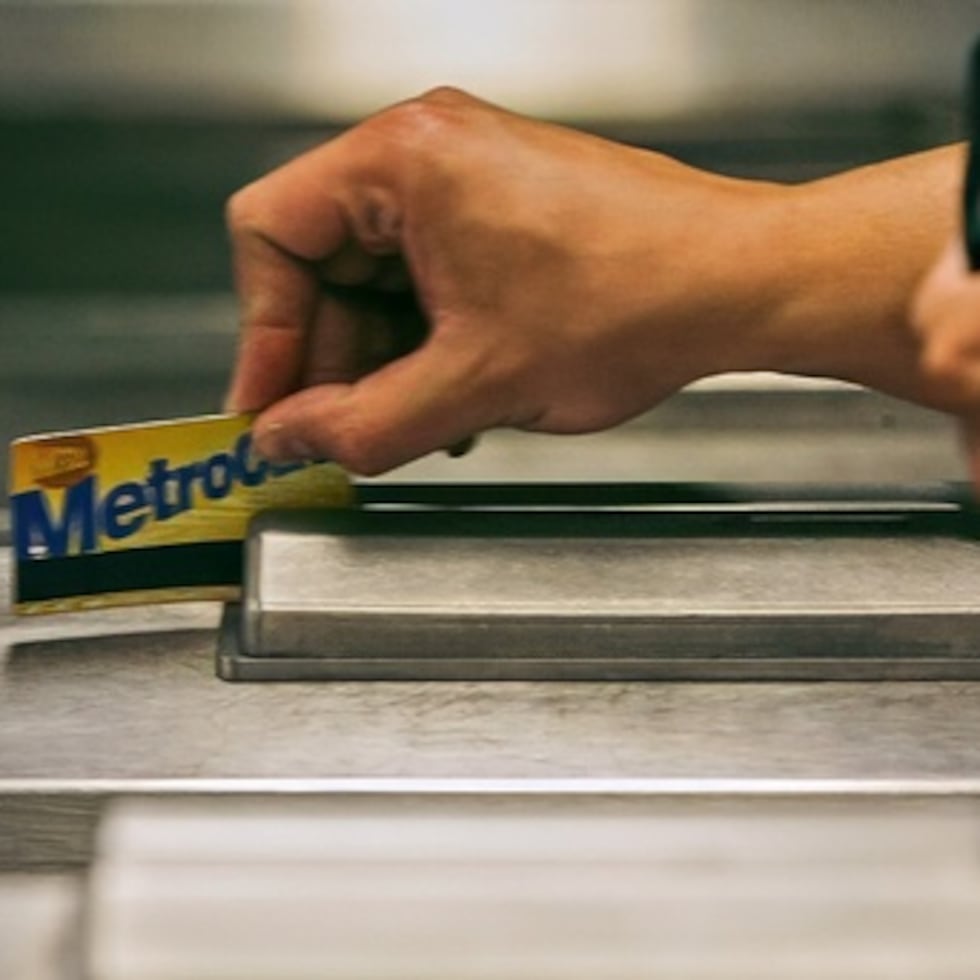 Un usuario del metro pasa su MetroCard por un torniquete al entrar en la estación de metro de la calle 34, el 23 de julio de 2007, en Nueva York. (AP Photo/Mary Altaffer, Archivo)