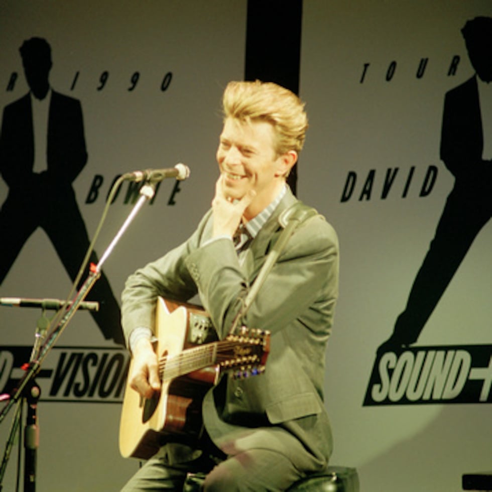 ARCHIVO - La estrella del rock David Bowie asiste a una rueda de prensa en Los Angeles, C.A. el 16 de marzo de 1990. (AP Photo/Marilyn Weiss, Archivo)