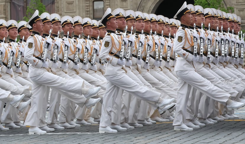 Soldados norcoreanos participan en el desfile militar del Día de la Victoria en Moscú, el sábado 9 de mayo de 2026, durante las celebraciones del 81.º aniversario de la victoria de la Unión Soviética sobre la Alemania nazi en la Segunda Guerra Mundial. (Maxim Shipenkov/Pool Photo vía AP)