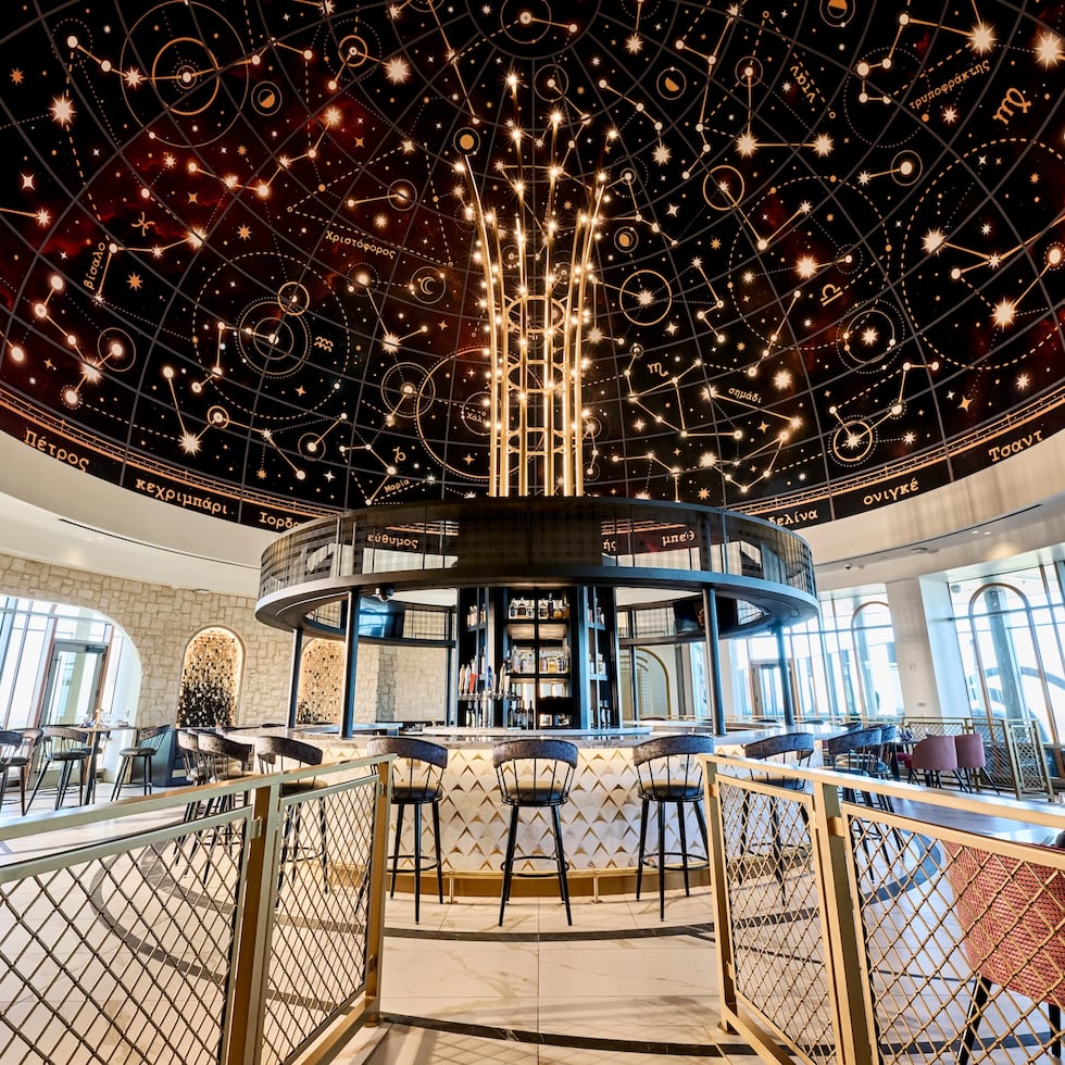 Impresionante Bar Helios en el Universal Helios Grand Hotel.