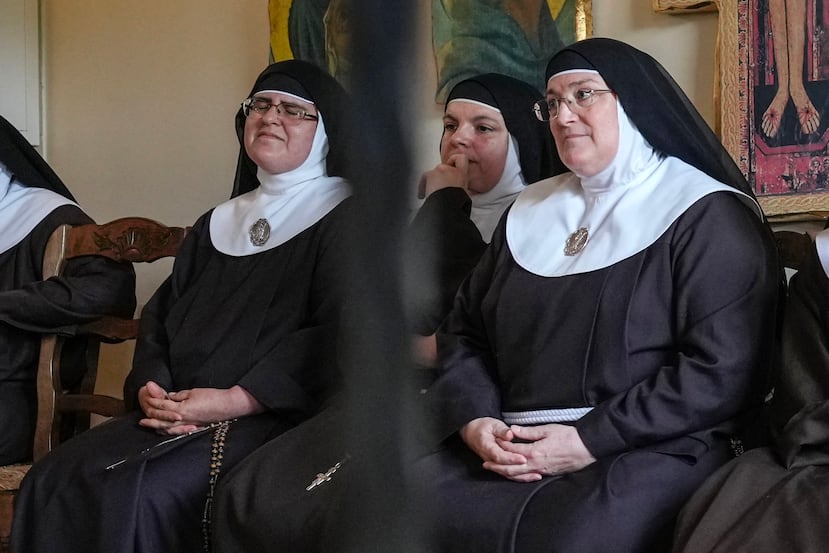 La exabadesa Laura García de Viedma (2ª der.) y la hermana Paloma (2ª izq.), junto con otras monjas de la orden de las Clarisas Pobres de Belorado, quienes fueron excomulgadas por el Vaticano tras separarse de la Iglesia Católica.