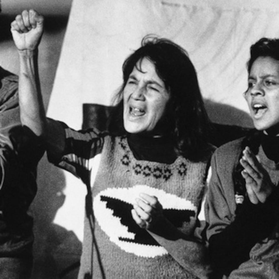 ARCHIVO - Dolores Huerta, líder de la Unión de Campesinos (UFW), en el centro, encabeza una manifestación en el distrito Mission de San Francisco el 19 de noviembre de 1988, junto con Howard Wallace, presidente de la sección de San Francisco de la UFW, a la izquierda, y María Elena Chávez, de 16 años, hija de César Chávez, a la derecha, como parte de un boicot nacional a lo que la UFW afirma es el peligroso uso de pesticidas en las uvas de mesa. (AP Photo/Court Mast, Archivo)