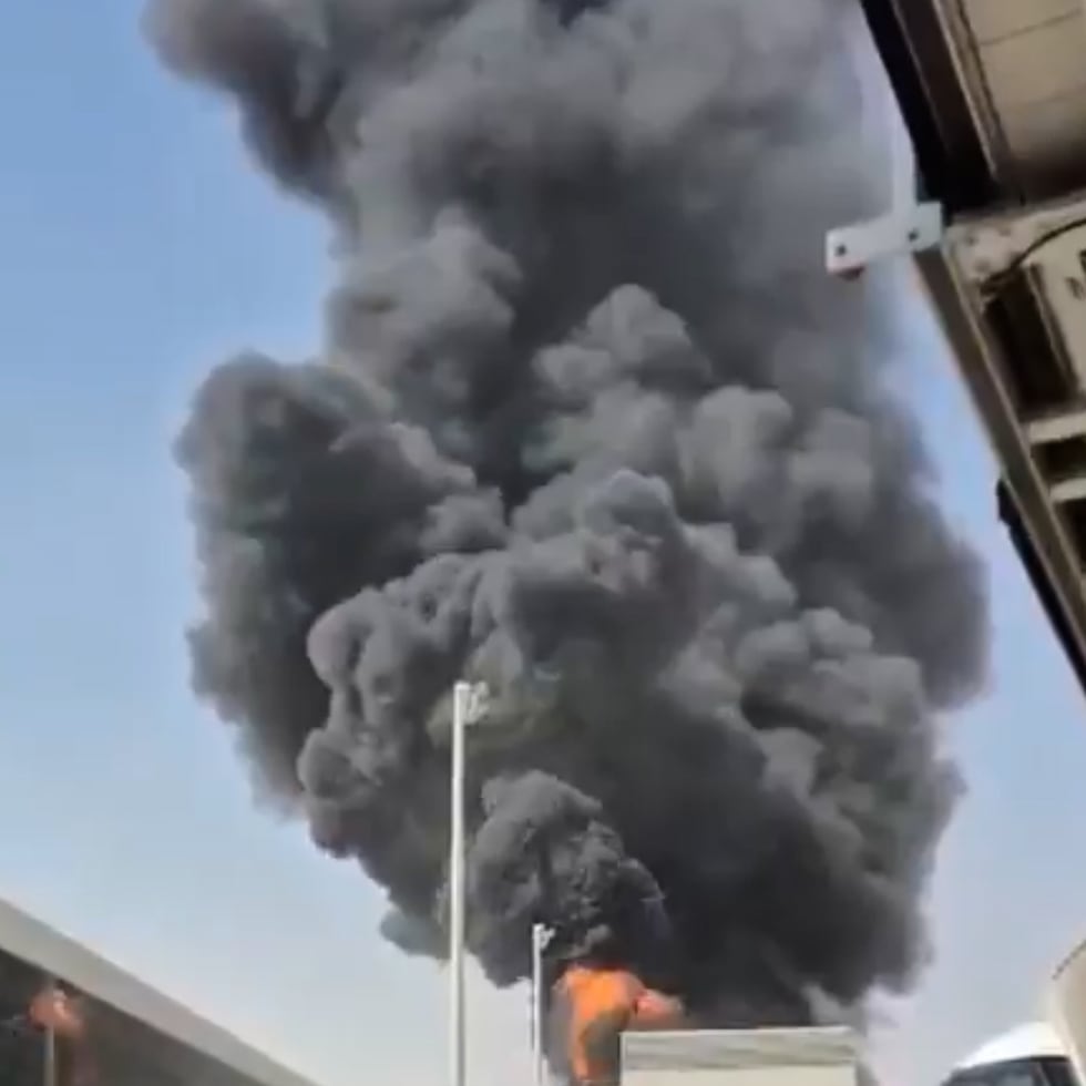 Esta imagen, tomada de un video obtenido y verificado por la AP, muestra una columna de humo negro y llamas que se elevan debido a un incendio en el Aeropuerto Internacional Rey Jalid, el viernes 9 de octubre de 2026, en Riad, Arabia Saudí. (Contenido generado por usuarios vía AP)