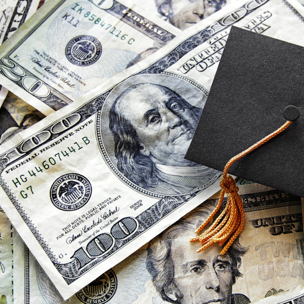 El nuevo marco legal federal introduce modificaciones significativas en la Beca Pell, los préstamos estudiantiles y elimina ayudas complementarias, impactando directamente a miles de estudiantes que dependen de estos recursos para avanzar en su formación académica, afirma Juan C. Del Valle.