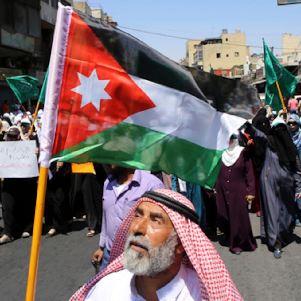 Un manifestante jordano porta la bandera nacional durante una concentración de los Hermanos Musulmanes, en Ammán, Jordania.