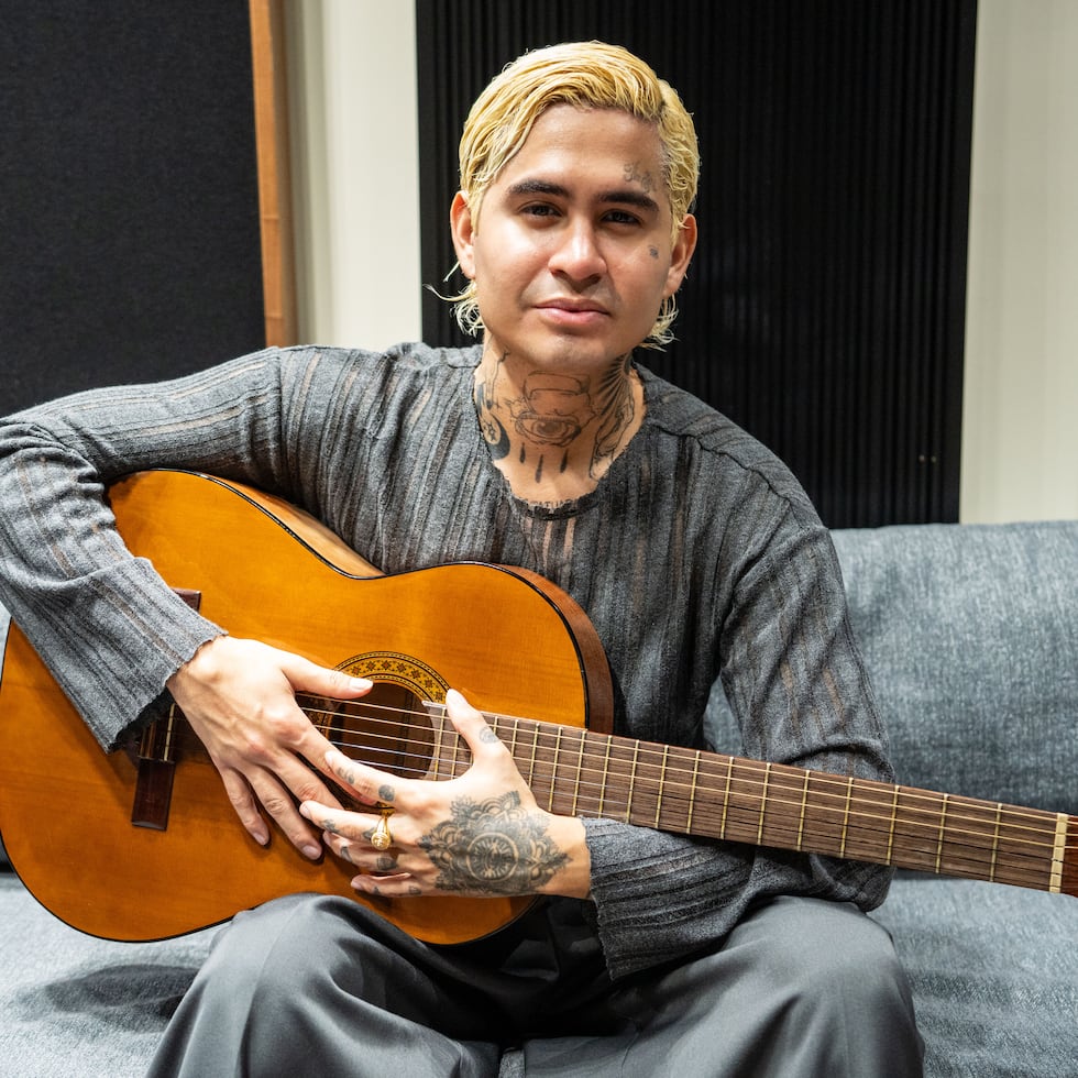 Con los lanzamientos de sus más recientes álbumes, “A film by la vida real” y “Acoustic Sessions #2″, el venezolano consolida una propuesta que combina sensibilidad, honestidad y una visión cinematográfica de la música.