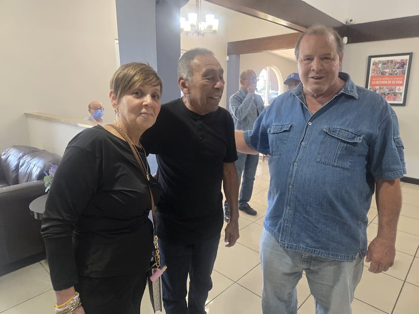 El legendario exjinete Ángel “Junior” Cordero, al centro, comparte con dos de los hijos del fenecido Eddie Belmonte, Edith y Eddie Jr., durante el velatorio en Carolina.