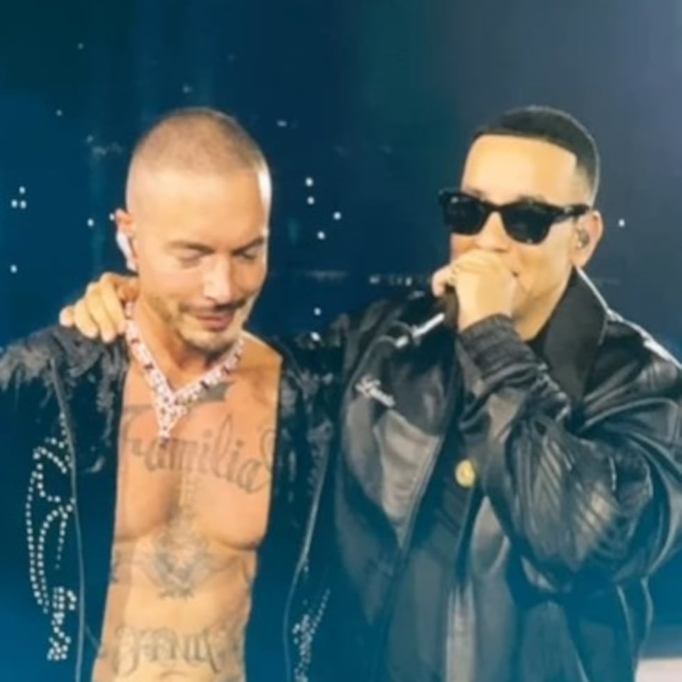 Uno de los emocionantes momentos entre J Balvin y Daddy Yankee durante la noche del sábado en la ciudad de Medellín, Colombia.