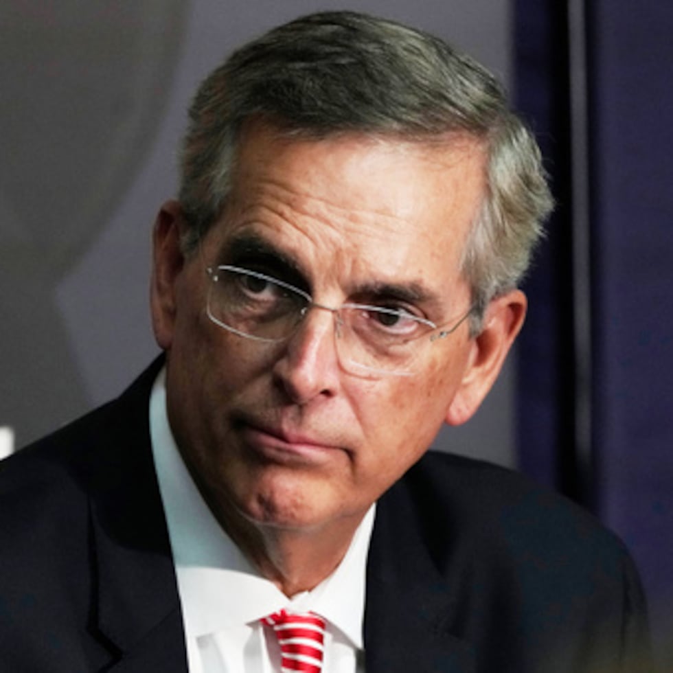 El juez de distrito Ashley Royal consideró que el gobierno debería haber demandado al Secretario de Estado de Georgia, Brad Raffensperger, en Atlanta, y no en un distrito judicial federal separado en Macon.