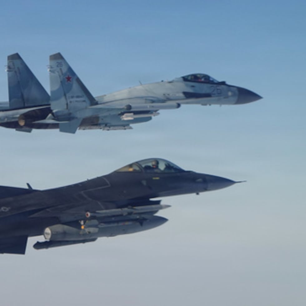 Un avión de combate F-16 del Comando de Defensa Aeroespacial de América del Norte interceptando un avión militar ruso Su-35,cerca del estrecho de Bering, al oeste de Alaska.