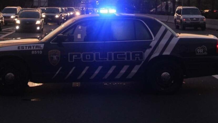 Una patrulla de la Policía detiene el tránsito. (GFR Media)