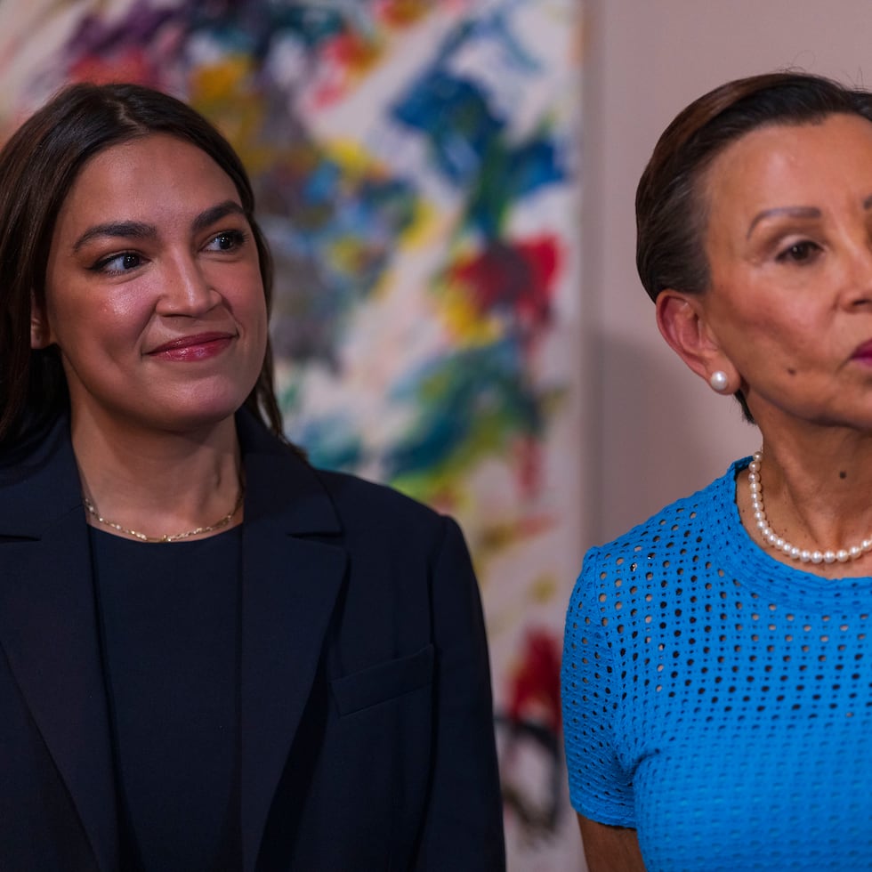 Las congresistas boricuas Nydia Velázquez (der.) y Alexandria Ocasio Cortez reclaman mayor presión hacia el gobierno de Donald Trump.