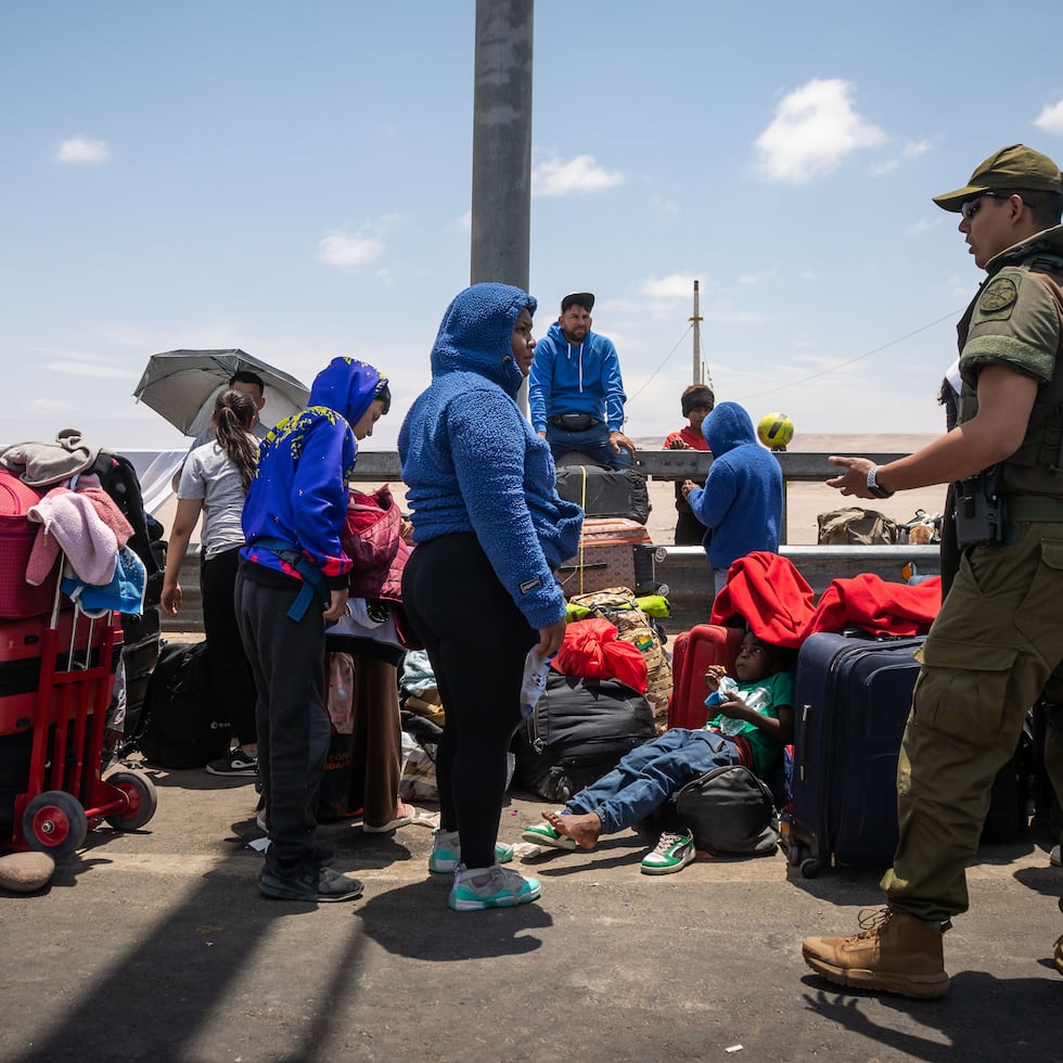 Migrantes esperan para cruzar a Perú en el paso fronterizo de Chacalluta en Arica, Chile, el 28 de noviembre de 2025.