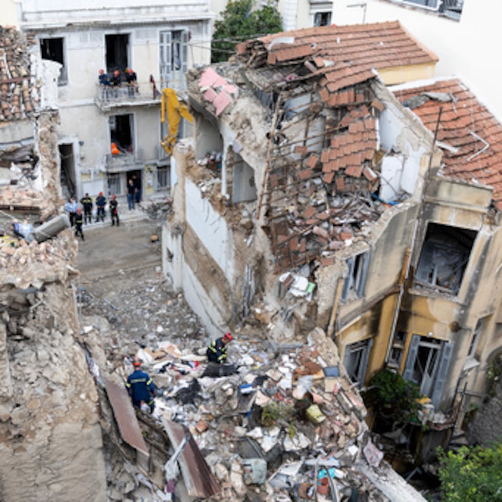 El Departamento de Bomberos informó de que se recuperaron seis cadáveres entre los escombros de la vivienda de dos plantas situada en Plaka, el casco histórico de Atenas.