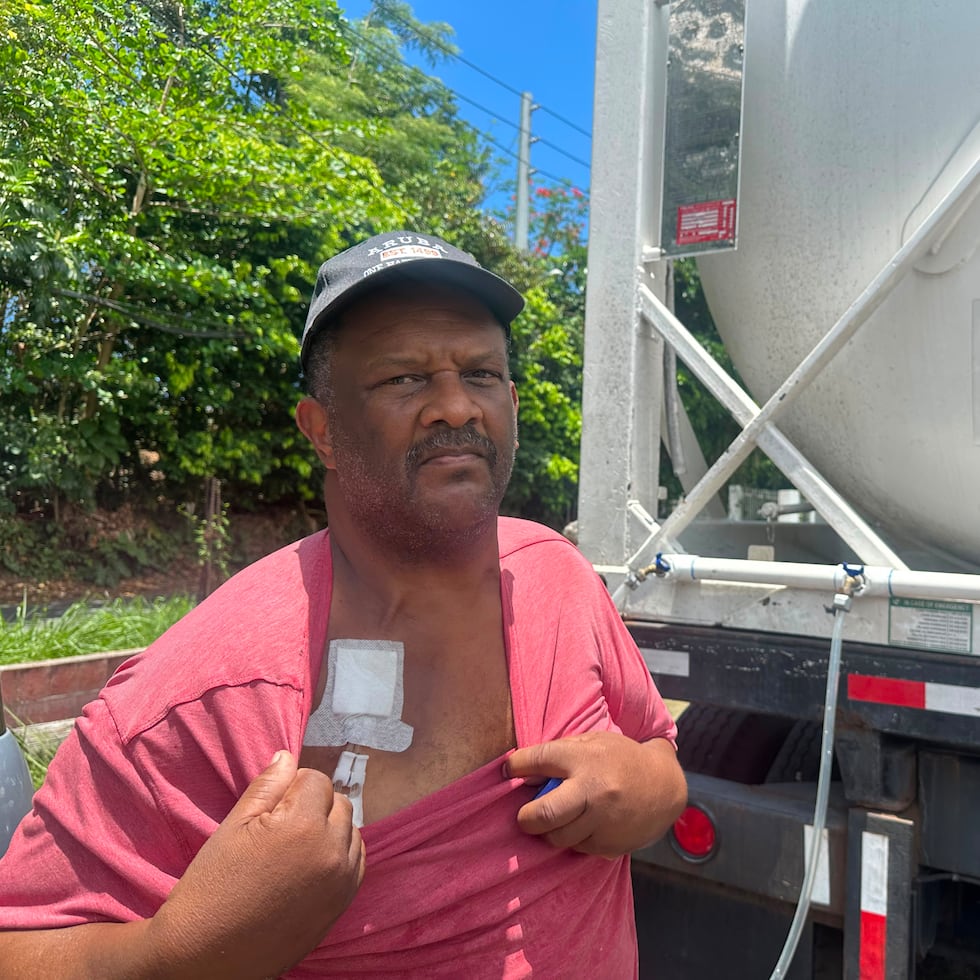 Samuel Nieves, paciente renal, acude al oasis en la carretera 176, en Cupey, antes de ir a su cita de diálisis, con el miedo de que le cancelen nuevamente el servicio por falta de agua.