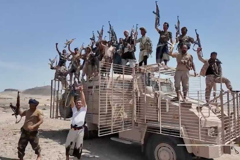 Esta imagen, tomada de un video sin fecha difundido el sábado 12 de septiembre de 2026 por el canal de televisión Al-Masirah —controlado por los hutíes—, muestra a combatientes hutíes coreando consignas y alzando sus fusiles sobre un vehículo militar en el distrito de Dhubab, provincia de Taiz (Yemen), según informó el canal. (Al-Masirah TV vía AP)