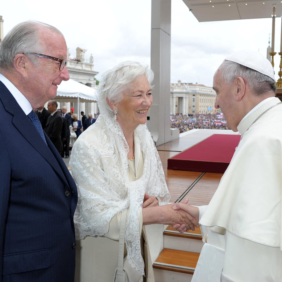 La reina Paola de Bélgica y el rey Alberto II saludando al papa Francisco.