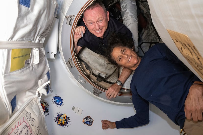 Foto suministrada por la NASA que muestra a los astronautas Butch Wilmore (izq) y Suni Williams en el vestíbulo entre la cápsula Harmony de la Estación Espacial Internacional y la nave Starlines de Boeing, el 13 de junio del 2024.