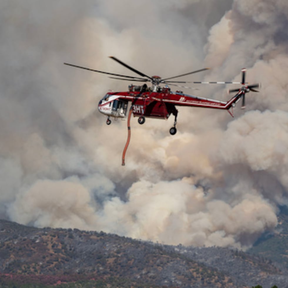 El choque desató un nuevo incendio que se propagó hasta sumarse al fuego ya existente, que ahora ha calcinado casi 174 millas cuadradas.