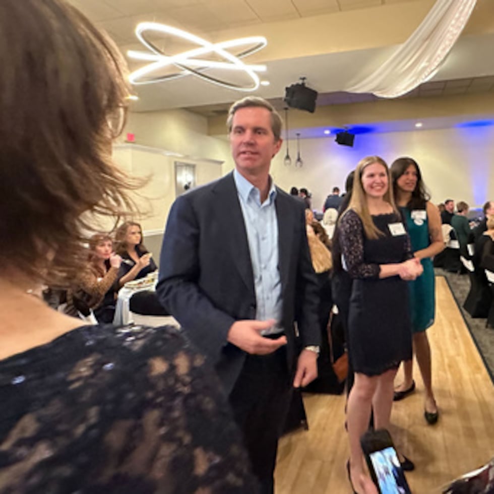 El gobernador de Kentucky, Andy Beshear, viajó al condado natal de Vance en Ohio y lo criticó.