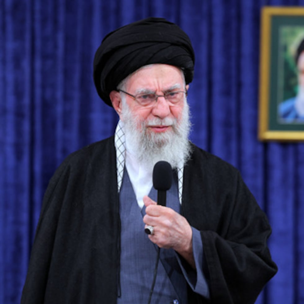 En esta imagen difundida el lunes 9 de febrero de 2026 por el sitio web de la oficina del líder supremo de Irán, el ayatolá Ali Jamenei se dirige a la nación en un discurso televisado.