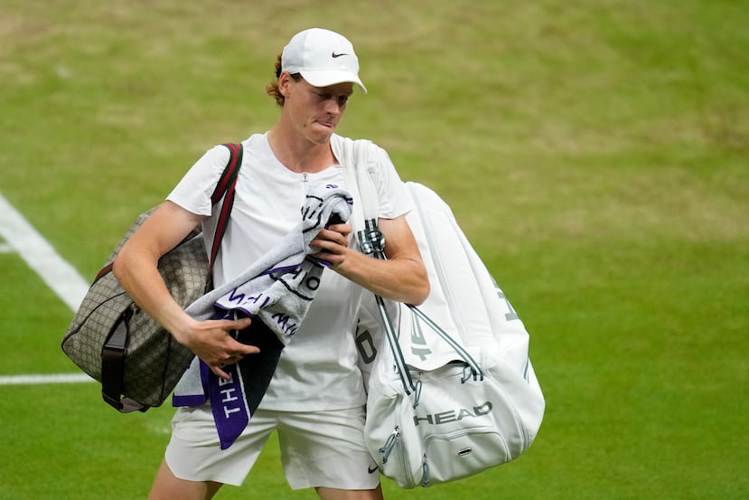 El italiano Jannik Sinner sale de la cancha tras perder ante el serbio Novak Djokovic en su partido de semifinales de individuales masculino, disputado el duodécimo día del torneo de tenis de Wimbledon, en Londres, el 14 de julio de 2023.