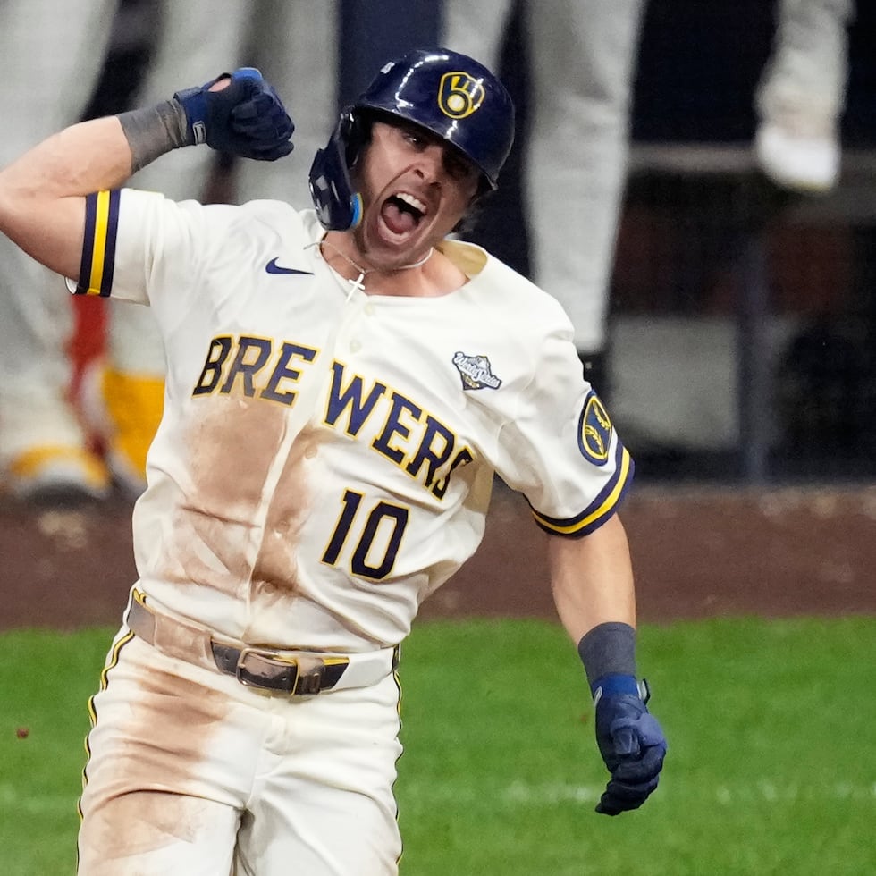 Sal Frelick, de los Brewers de Milwaukee, celebra su jonrón durante la sexta entrada del segundo partido de la Serie Mundial.