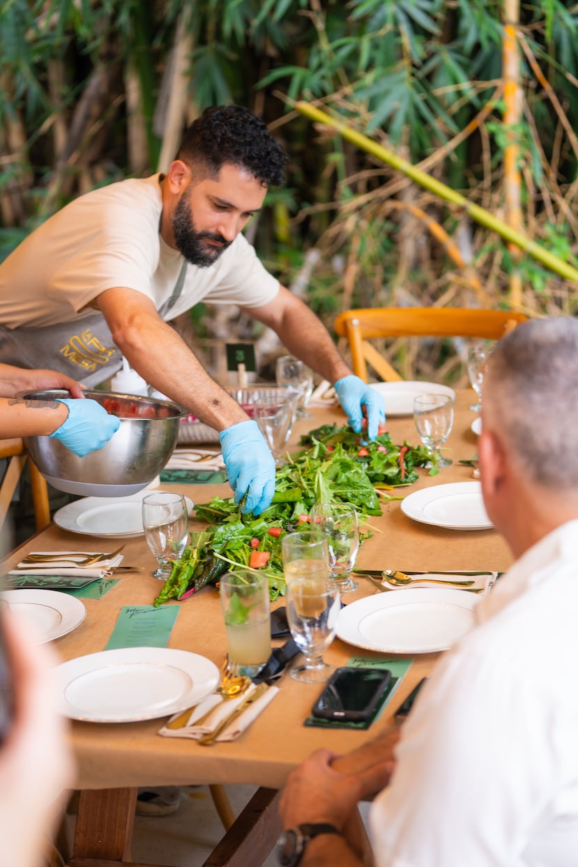 Aquellos que formen parte de Mesa Promesa, liderados por el chef Manolo López, tendrán la invitación de viajar hasta Rincón, sentarse en la mesa, disfrutar del sabor de la tierra y apreciar el calor de la familia.
