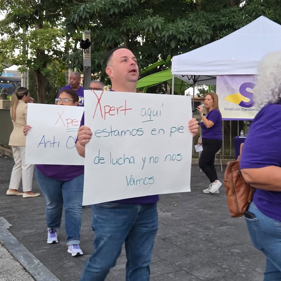 La primera protesta se llevó a cabo frente a la escuela José Gautier Benítez, en Caguas.