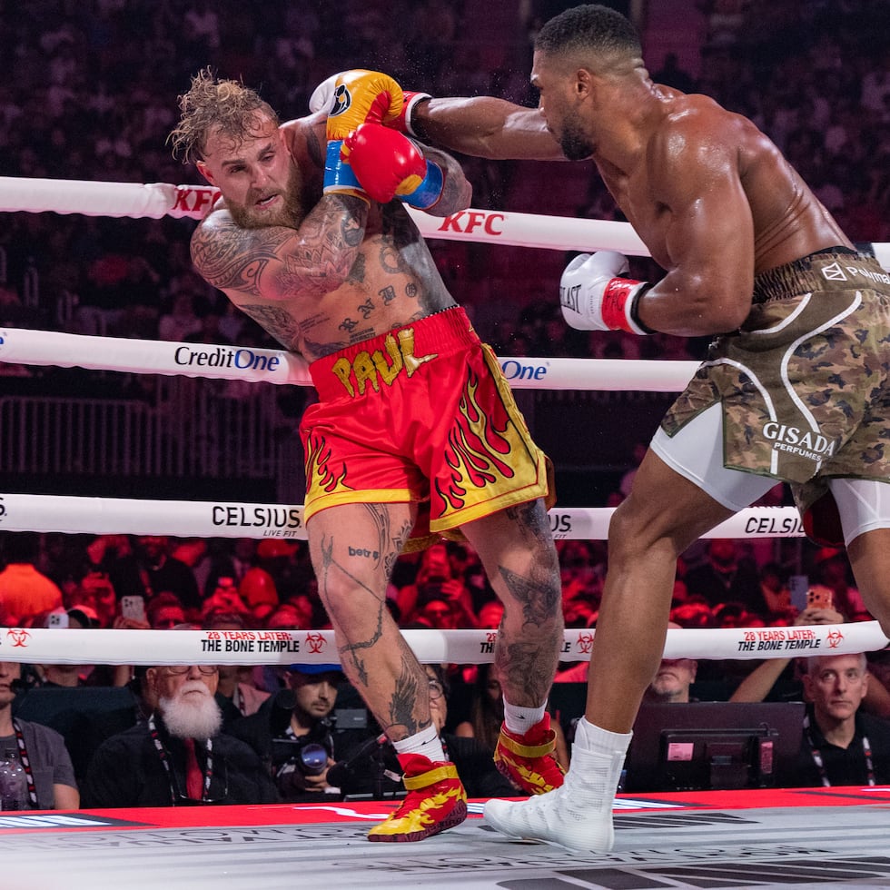 La última pelea de Anthony Joshua (derecha) fue una victoria por nocaut sobre el youtuber Jake Paul (izquierda) el 19 de diciembre de 2025.