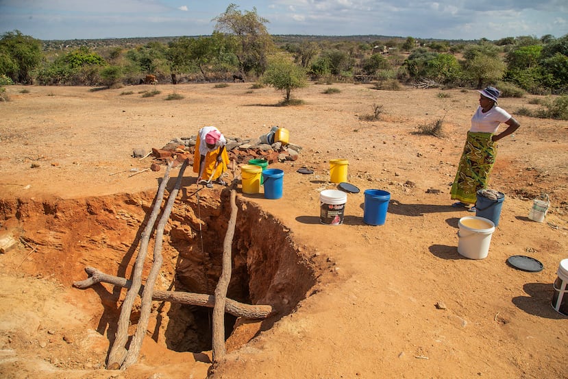 ARCHIVO - Aldeanos recogen agua de un pozo improvisado en Mudzi, Zimbabue, el martes 2 de julio de 2024. Según la agencia de alimentos de las Naciones Unidas, meses de sequía en el sur de África, provocados por el fenómeno climático de El Niño, han tenido un impacto devastador en más de 27 millones de personas y provocado la peor crisis de hambre en la región en décadas. (Foto AP/Aaron Ufumeli, Archivo)