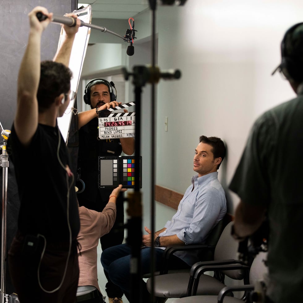 En la foto, tomada el 12 de noviembre de 2023, el actor Rodolfo Salas graba una de las escenas del filme para Lifetime “Padres”, dirigida por Benji López y en la que también participaron Dayanara Torres y Carola García.