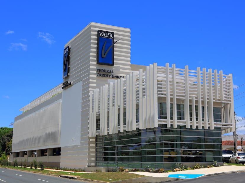 VAPR Federal Credit Union tiene cuatro sucursales principales ubicadas en Guaynabo, Guayama, el Hospital de Veteranos y el Edificio Federal, ambos en San Juan.