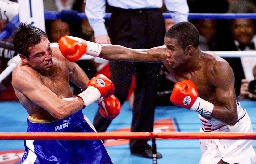 El pareo entre Tito Trinidad y Oscar de la Hoya fue catalogada como la Pelea del Milenio, pero el encuentro resultó en uno anticlimático. En la foto, Trinidad golpea a De la Hoya. (AP / Eric Risberg)