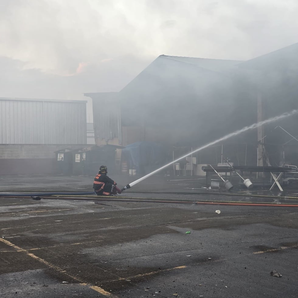 El inicio de un incendio que ocurrió en un aparente "pulguero" en la avenida Barbosa en San Juan. Los bomberos ya disminuyeron bastante las llamas y trabajan para controlar el suceso.